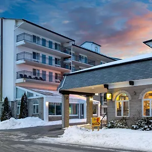 Super 8 By Wyndham By The Falls Hotel